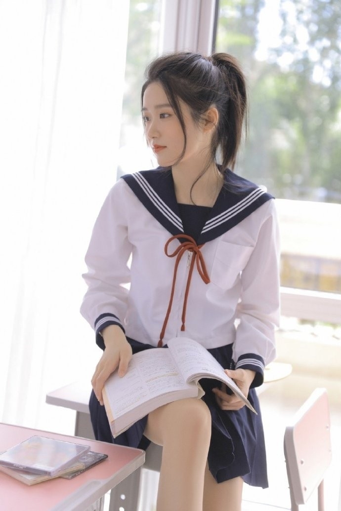 制服美女学生妹黑丝美腿清纯动人