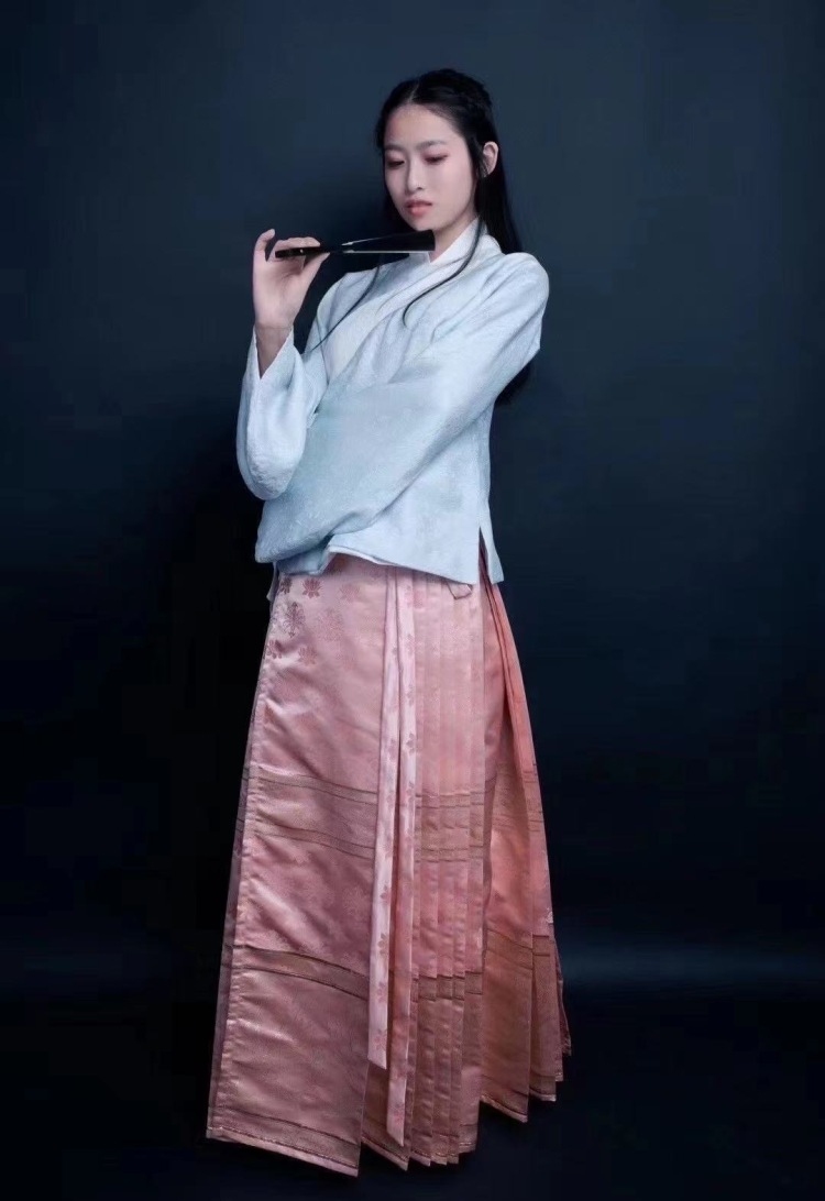 @$-陕西省·西安市·未央区--汉服拍摄需要人数：15人（女）身高：158-170期间都可以（可微胖）预约拍摄时间：根据自己的业余时间待遇：200-600一场（完工结算 日结）先预约先拍摄（有无经验均可）[皱眉]