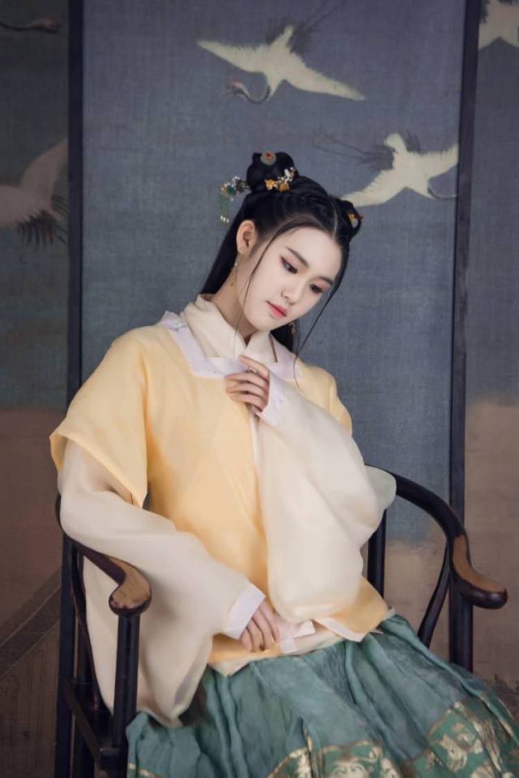 霖-北京市·北京市·朝阳区--月底之前时间可以商量，不拍露的，最好是女摄，14岁165cm49kg，做过一次盘子女人坊的秀场模特，什么风格都可以，就是我皮肤有瑕疵需要后期，我会p图