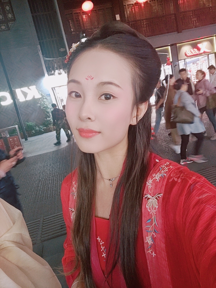罗-湖南省·长沙市·岳麓区--希望找一个靠谱的摄影师，挖掘出我最好看的角度，最适合的风格，互相成就。我各种风格都可，喜欢拍照的感觉。