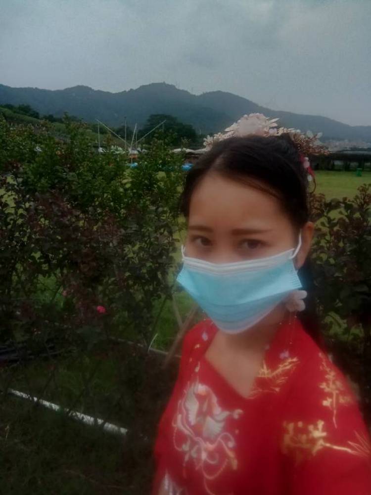 喜欢拍摄，爱玩，希望有一群志同道合的人一起疯，最好是在宝安沙