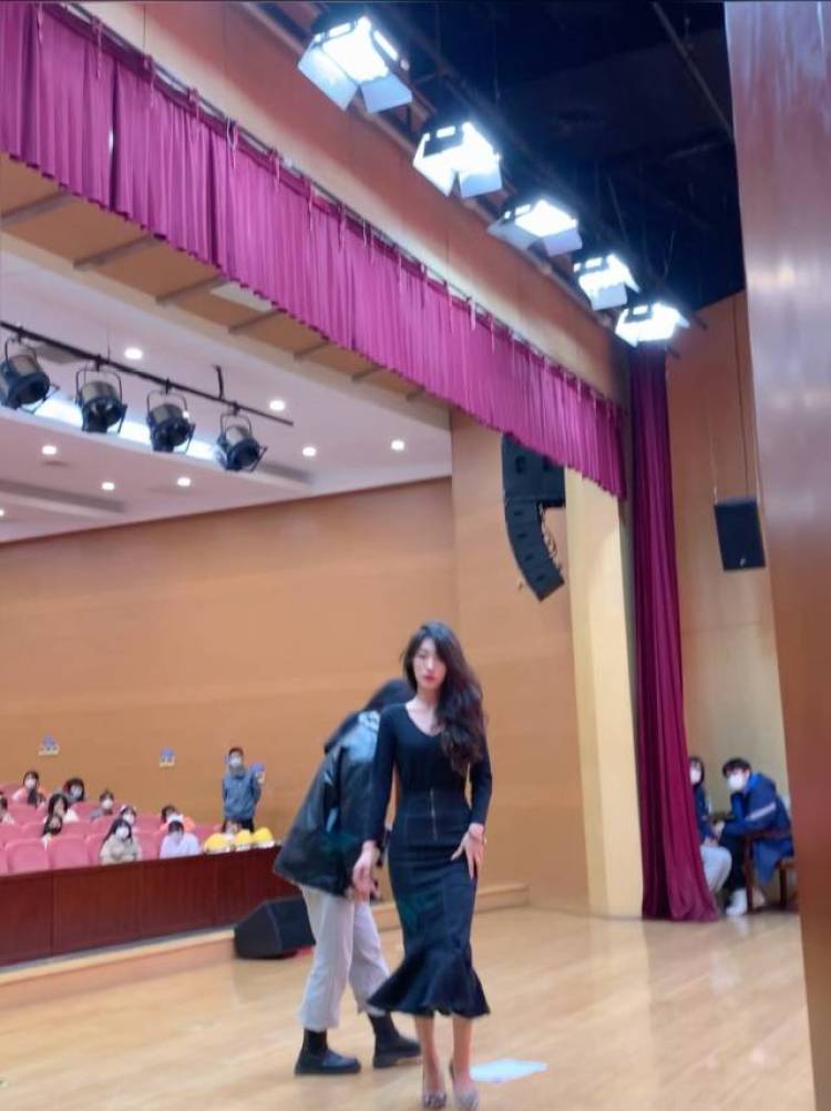 HE-河北省·秦皇岛市·海港区-抖音-做寄拍，潮流韩系，手饰项链，清纯，御姐，也可以做护肤品推荐，不接jk谢谢