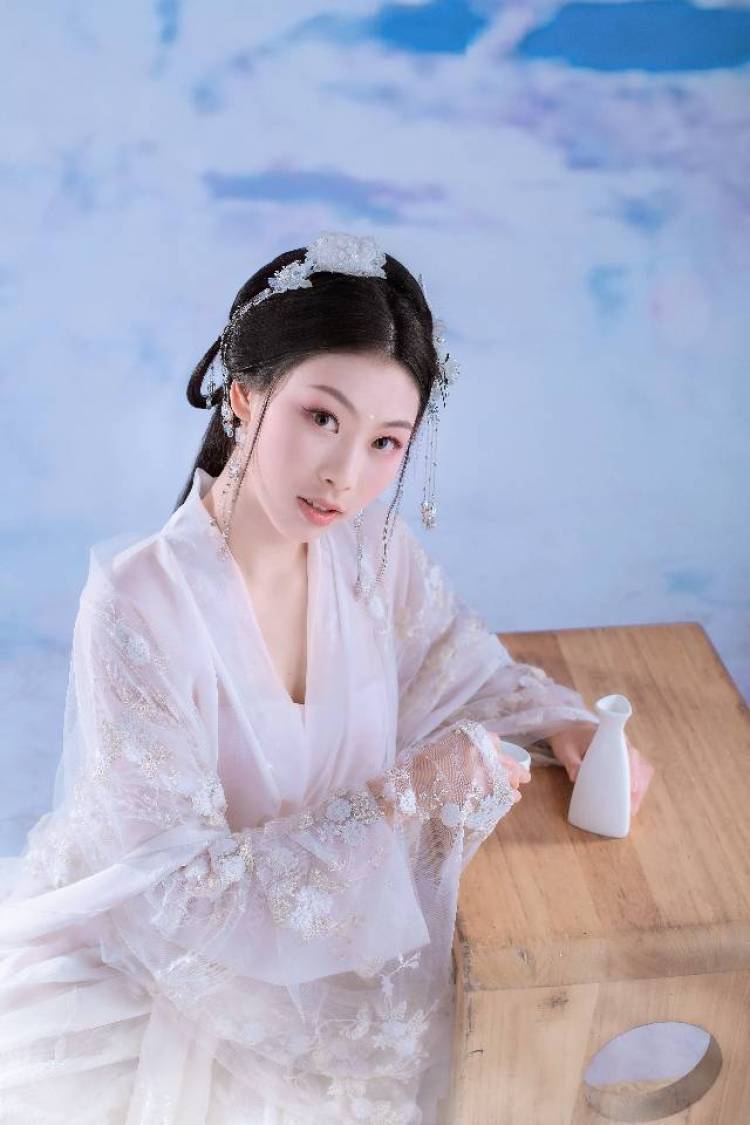 约拍摄影师 周末有空  杭州任何区都可 希望摄影师能指导动作