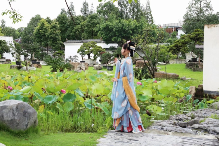 肆月柒-四川省·成都市·金牛区--本人长处于汉服模特，接汉服走秀，接商家寄拍，互勉摄影师和妆娘
