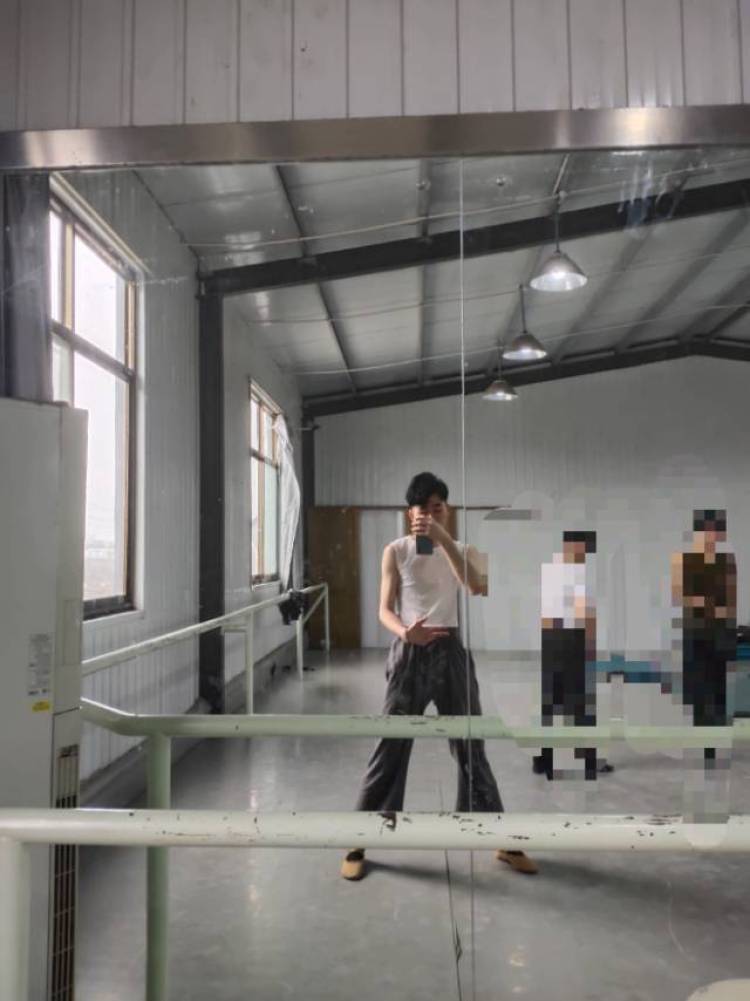 Laity.-河北省·邢台市·信都区-抖音，快手-买家秀，接受暗黑风，潮装和汉服等。也接受发型设计等。专修舞蹈专业和服装表演专业。