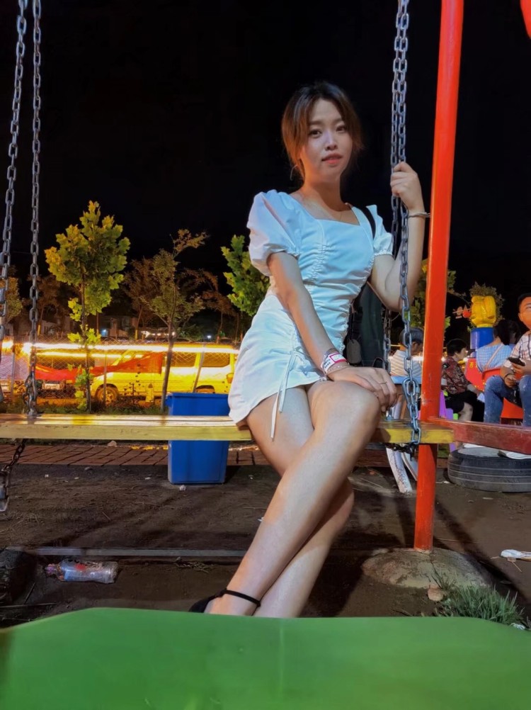 豆沫儿-北京市·北京市·东城区--寄拍口红，包包，正畸产品，体重105.身高165。衣服可接，自由职业，长期合作