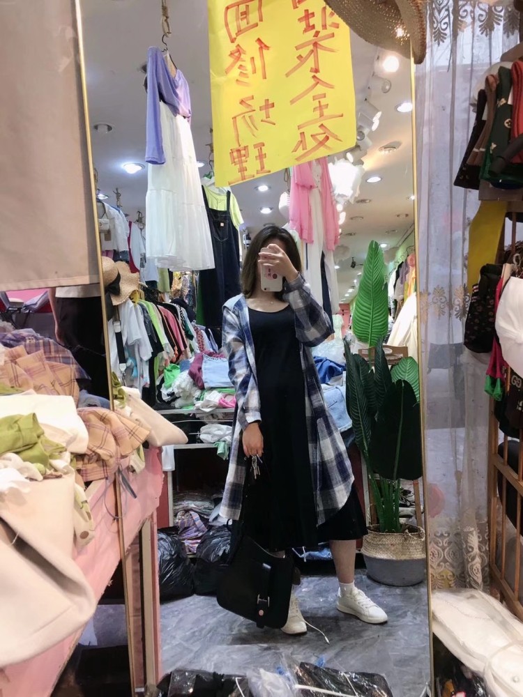 豆沫儿-北京市·北京市·东城区--寄拍口红，包包，正畸产品，体重105.身高165。衣服可接，自由职业，长期合作