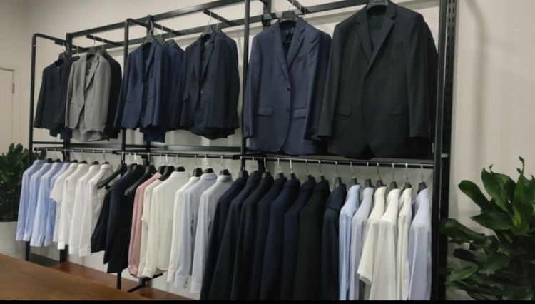 公司需要西服和制服的展示模特，付费的。要4男4女。身高要求女