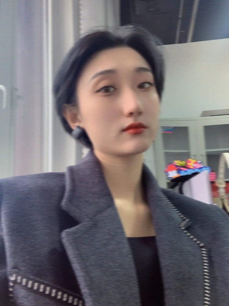 只要不是暴露性衣服就可以，本人比较酷，喜欢港风一点的，或者高
