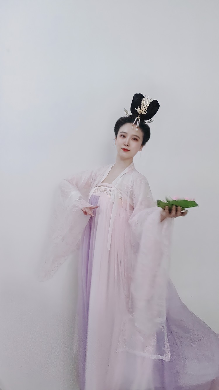 狐仙卿卿-湖北省·武汉市·江岸区--喜欢汉服，拍摄汉服、jk、lo娘、小清新、给淘宝网店做模特、寄拍等都可以，除了特别性感的不接受，愿意尝试各种风格~