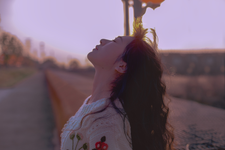 服装，化妆，自备。如果喜欢夸张妆容，可以叫化妆师帮忙（需