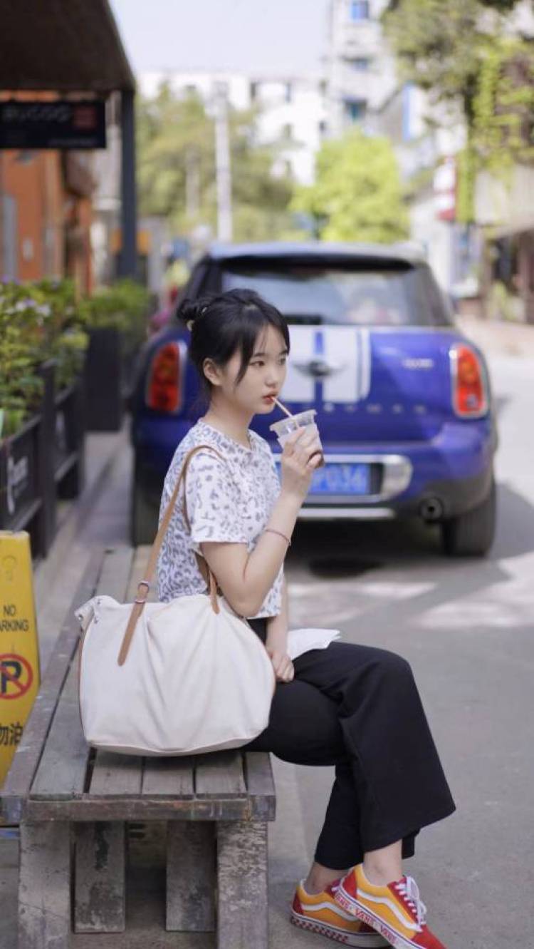 安然-四川省·成都市·锦江区--不接暴露，太性感的，性格好，成都以内都可，希望摄影师友好，我可吃苦，不会矫情，比如做在地上，一直晒太阳都没有问题，真的摄影师扛相机也很辛苦，希望好好合作