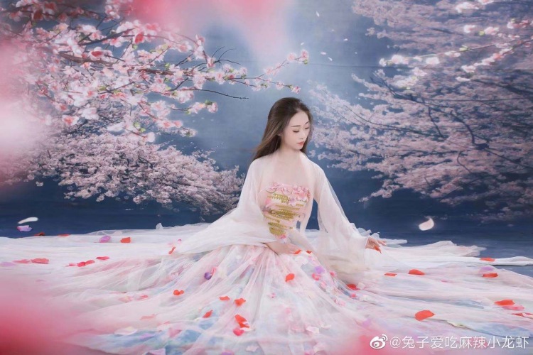 番茄-广东省·广州市·越秀区-抖音，微博，知乎等-服装化妆图片精修我们全包，你只管美就行，后期会有1到4张全精修底片跟海报给到你