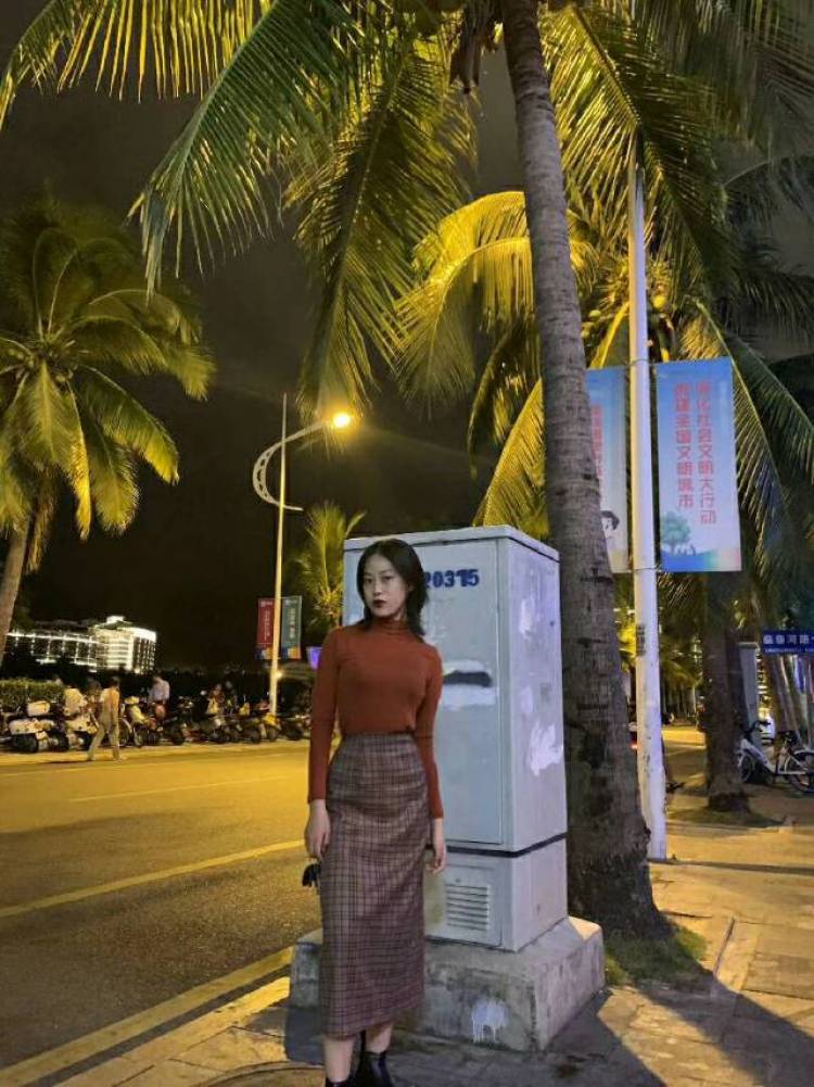 子香-海南省·海口市·美兰区--九月份17号会在海口留两天，只拍人像穿衣服那种，风格方便愿意试新，具体可以加v给看朋友圈照片