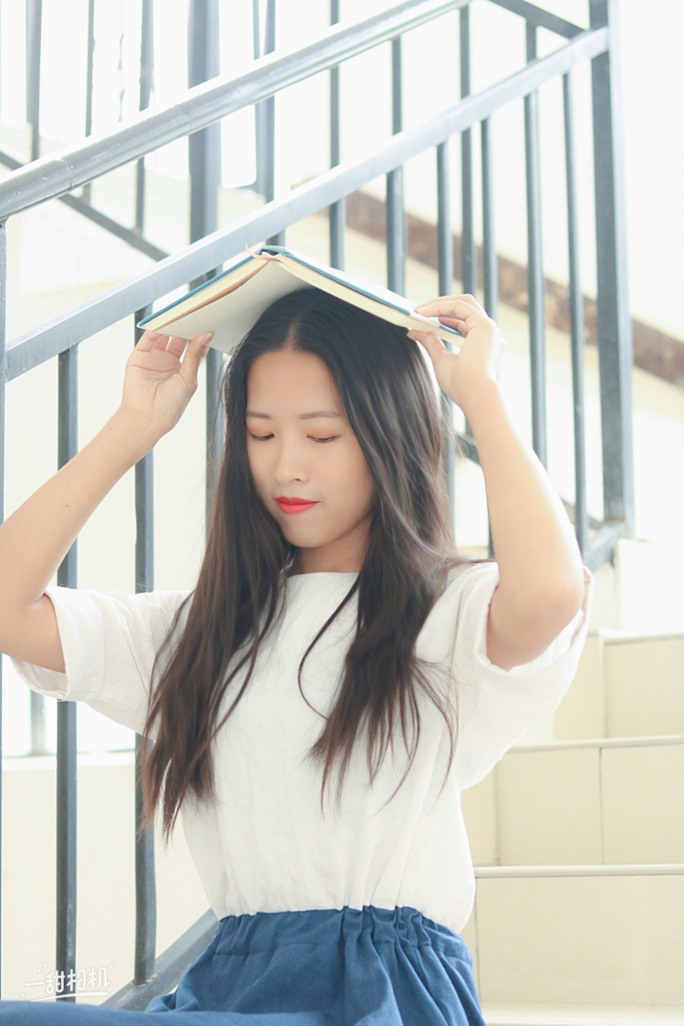 高萍ღ-贵州省·贵阳市·云岩区-抖音 快手 小红书-快圣诞节了，想拍一组圣诞风格的写真，不性感的那种。但是自己没有圣诞风格的道具，只有一件红色的毛衣。也只会简单的化妆，不会画特别圣诞的妆容。如果有摄影师会画圣诞风格的妆容且有些道具可以撑起这组写真就太好