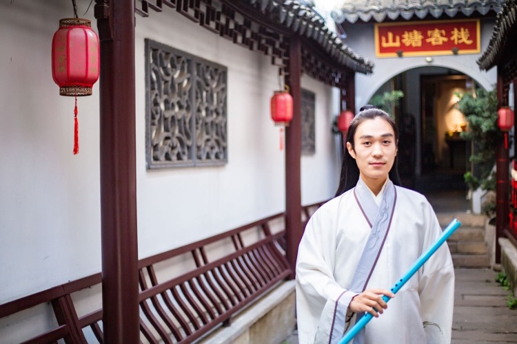 一直都很喜欢古装和汉服 前段时间还是长发 因为上班的原因就把