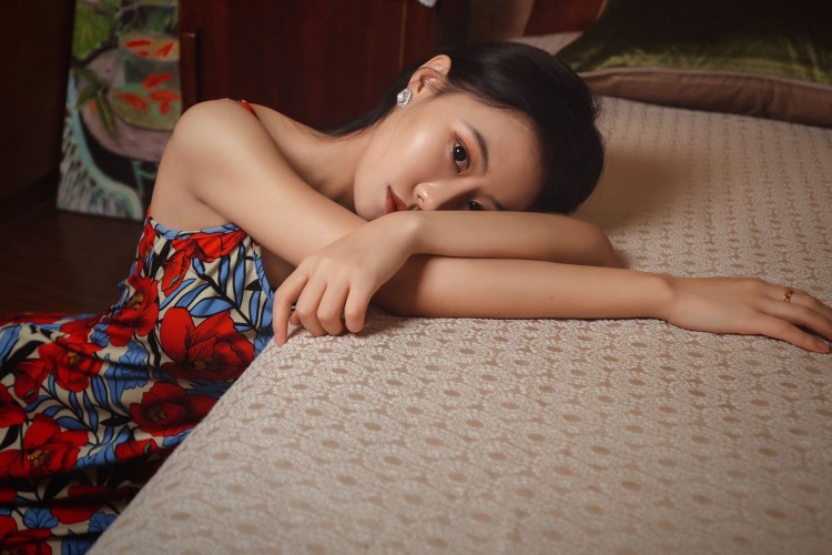 一位不愿意透露姓氏的周先生-浙江省·杭州市·西湖区-微博，小红书-杭州人像写真约拍，希望互勉。可以尝试各种风格，近期希望能拍摄JK，cos，旗袍，机车类。欢迎联系。