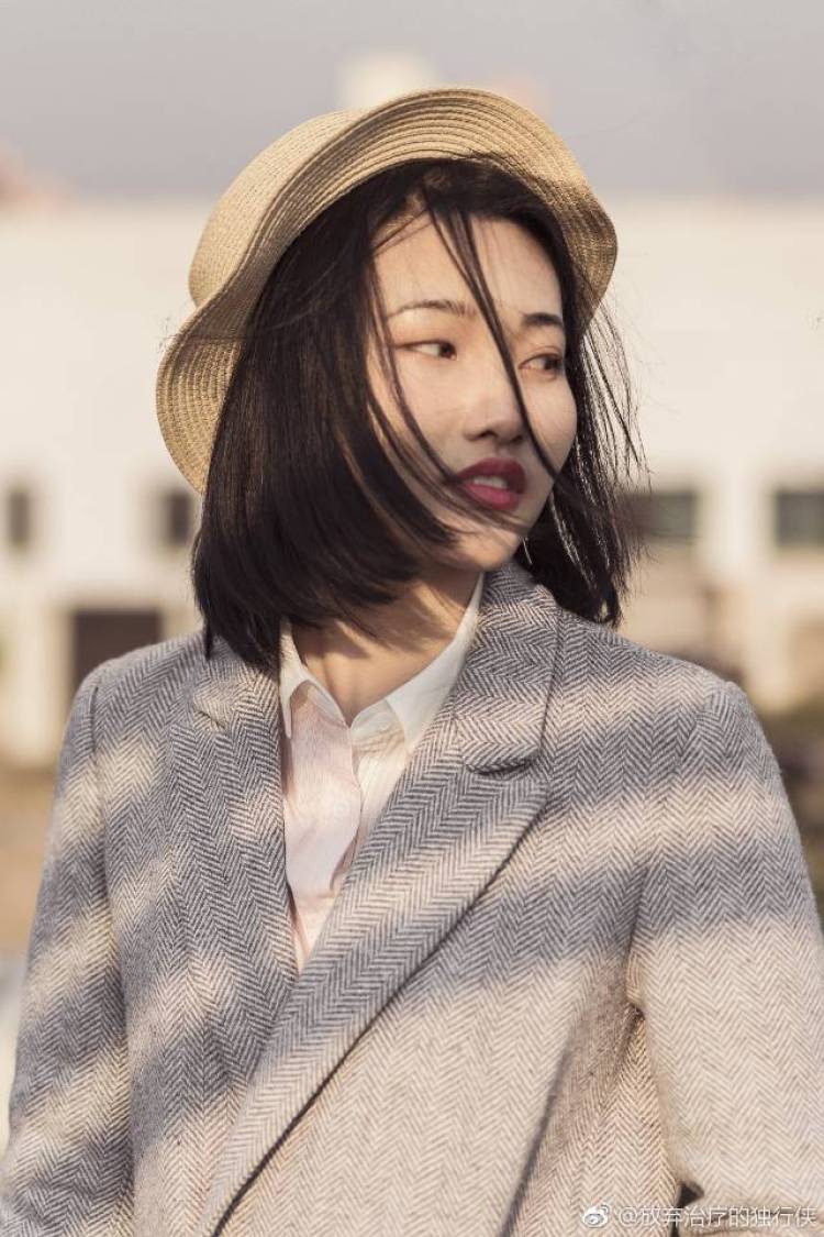 人来人往-上海市·上海市·松江区-微博 小红书-坐标上海，低价写真客片，表现力专业的模特可互勉，小帅哥也可以考虑哦。周末时间有空，拍摄前请提前预约，有任何想法随时沟通，欢迎有表现力的模特合作。不定期删帖，有意请私聊。地点风格可商议，图书馆、咖啡