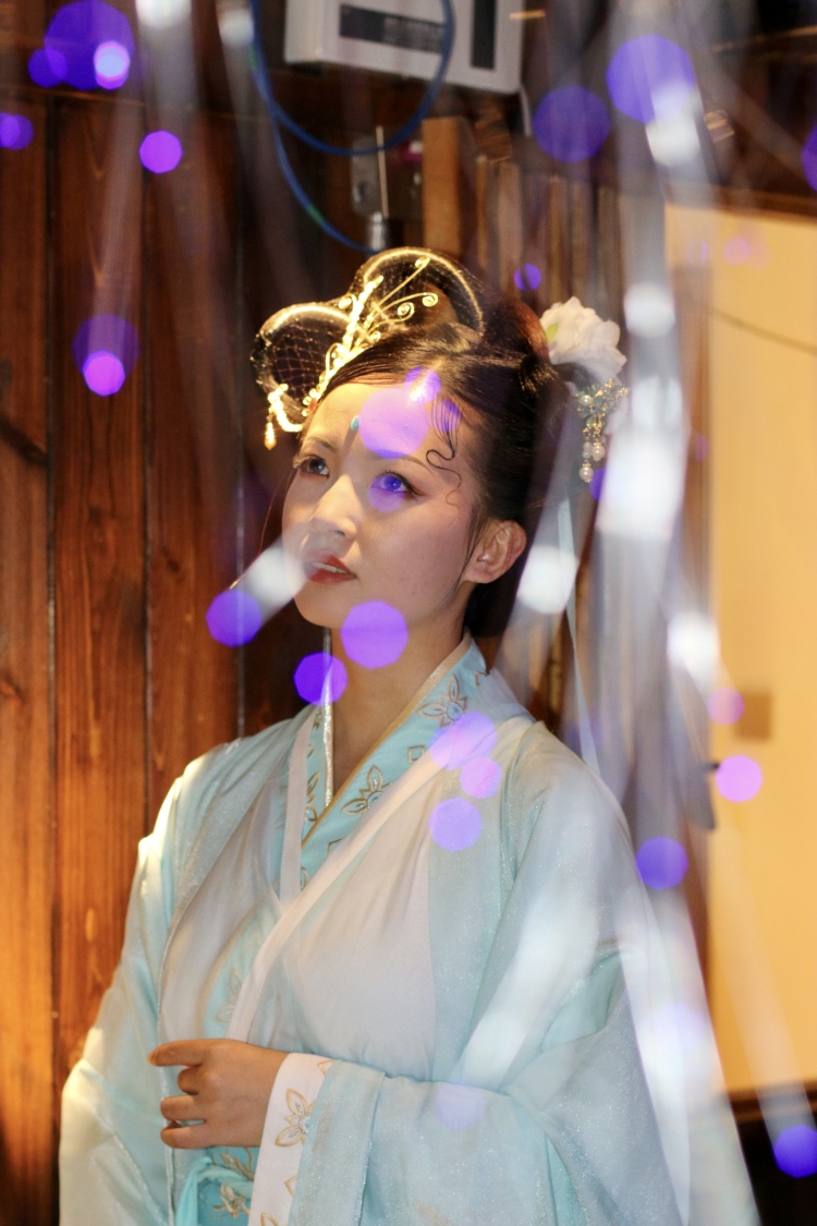 个人主营服饰，所以有很多的服装款型，有合作的场地，寻求喜欢民
