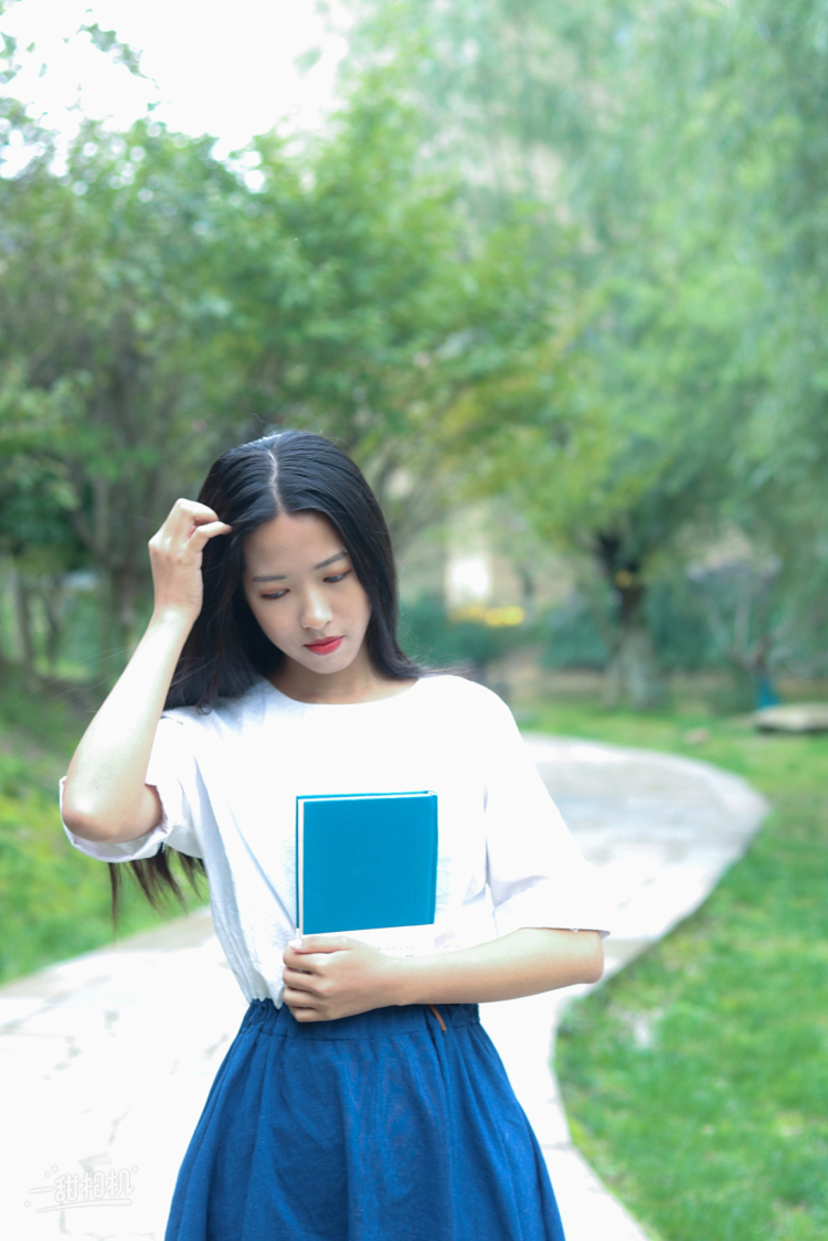 高萍ღ-贵州省·贵阳市·云岩区-抖音 快手 小红书-快圣诞节了，想拍一组圣诞风格的写真，不性感的那种。但是自己没有圣诞风格的道具，只有一件红色的毛衣。也只会简单的化妆，不会画特别圣诞的妆容。如果有摄影师会画圣诞风格的妆容且有些道具可以撑起这组写真就太好