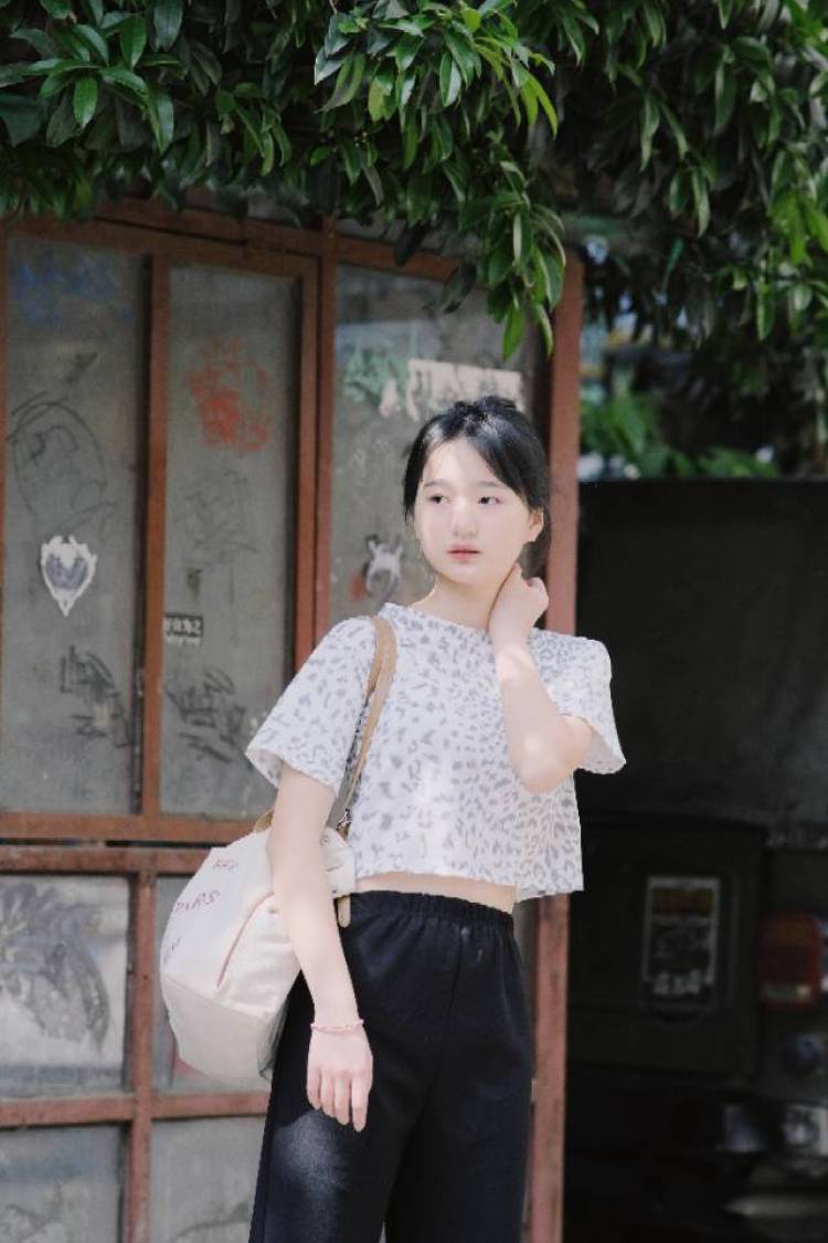 安然-四川省·成都市·锦江区--不接暴露，太性感的，性格好，成都以内都可，希望摄影师友好，我可吃苦，不会矫情，比如做在地上，一直晒太阳都没有问题，真的摄影师扛相机也很辛苦，希望好好合作