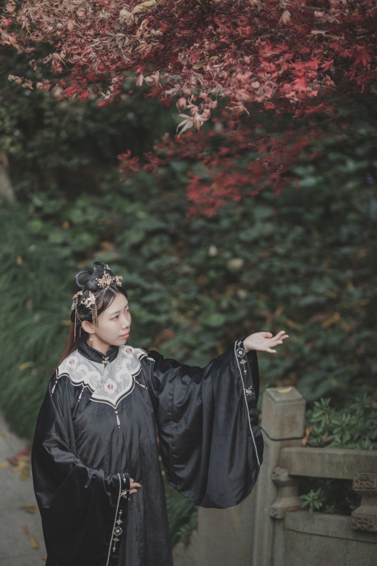 干晓-浙江省·杭州市·西湖区-站酷-近期元旦想拍汉服平时周日有时间可以长期合作。主要汉服为主jk也可 日常写真平时拍摄较少你不介意也可以互相进步