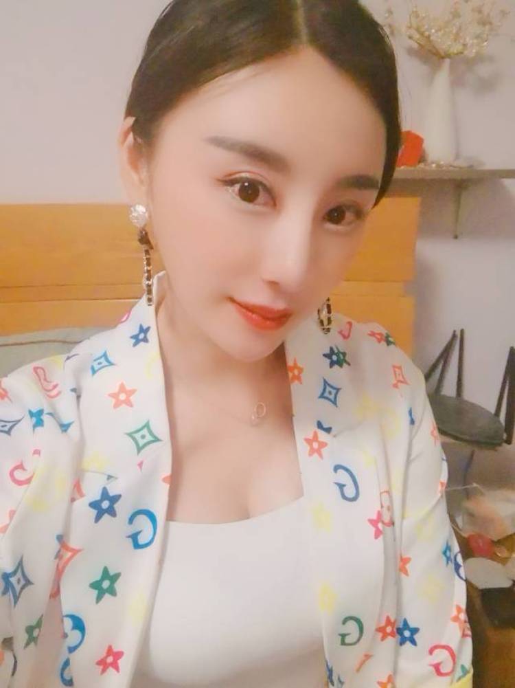 生活照，写真照，不拍私人室内的，个人觉得自己形象可以，之前也