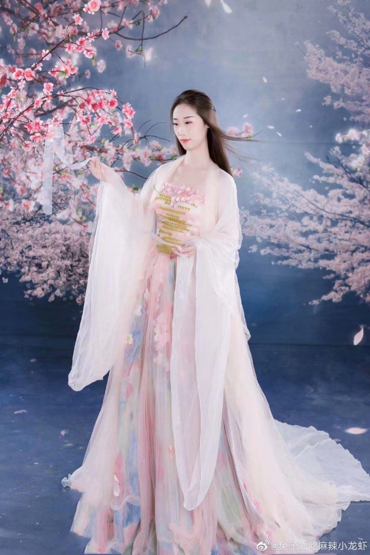 番茄-广东省·广州市·越秀区-抖音，微博，知乎等-服装化妆图片精修我们全包，你只管美就行，后期会有1到4张全精修底片跟海报给到你
