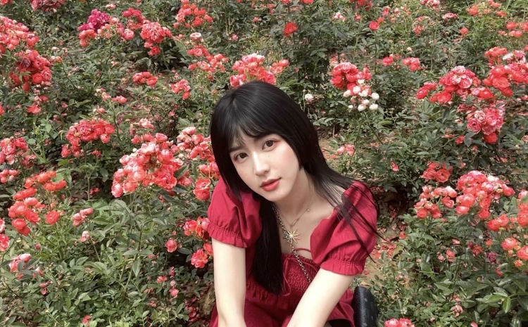 拍摄白天，风格多变，可盐可甜可少女，五官精致，气质独特高级。