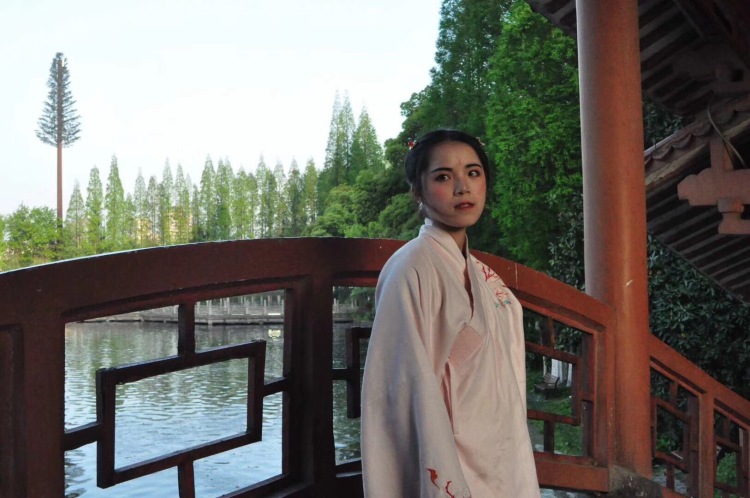茶茶-湖北省·荆州市·洪湖市-抖音-近两年的摄影作品 其中也有买家秀，婚拍，写真，日系 ，古风。本人很喜欢拍照，也喜欢修图