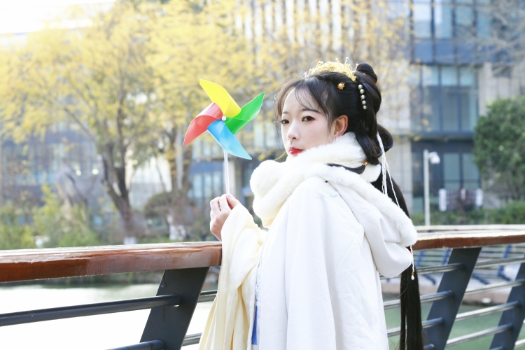 十七-浙江省·杭州市·西湖区--时间一起协商 因为在上班不一定每天都有空，汉服 Lolita jk我都可以！ 自备服装妆造道具