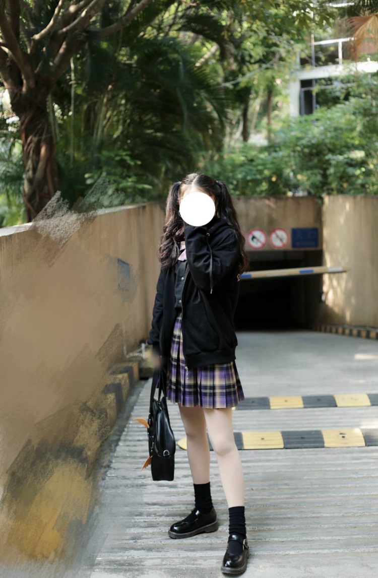 每天睡不够-广东省·深圳市·龙岗区-抖音 微博-想约拍jk本人没啥经验啊希望摄影师可以指导动作，最好再来个妆娘小姐姐，有意者dddd