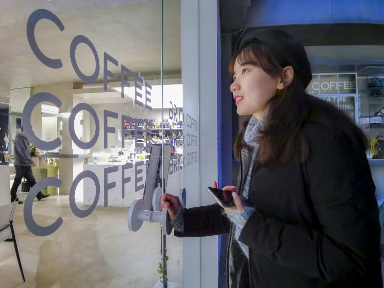 啊达子-浙江省·杭州市·拱墅区-小红书，抖音-在乐高主题咖啡店拍摄客片，小姐姐很好说话，夕阳下人物脸庞泛起红晕，美不胜收。