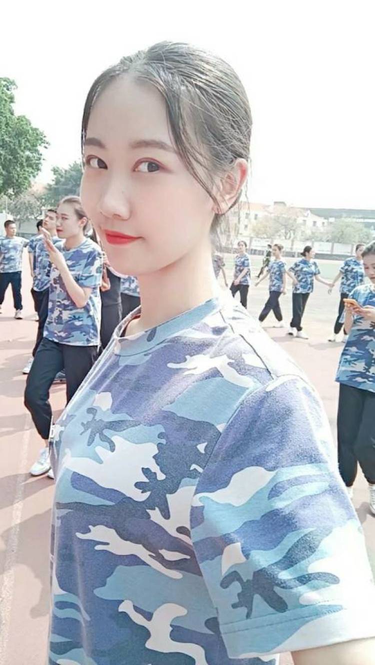 妹儿~-广东省·广州市·白云区--173/56会笑，可盐可甜。希望可以约能出片质量好的摄影师。可以尝试各种风格，人好说话。但是谈好了后绝对不能放鸽子!!欢迎优秀的摄影师联系～