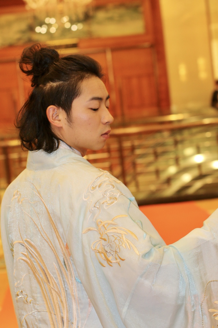 族艺绣-云南省·昆明市·官渡区--个人主营服饰，所以有很多的服装款型，有合作的场地，寻求喜欢民族风或中国风的模特，主要拍摄一些服装照，场景照，饰品照，摄影也在学习中！