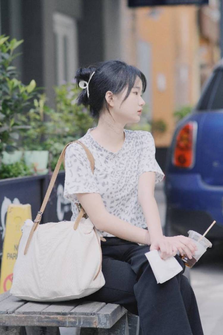 安然-四川省·成都市·锦江区--不接暴露，太性感的，性格好，成都以内都可，希望摄影师友好，我可吃苦，不会矫情，比如做在地上，一直晒太阳都没有问题，真的摄影师扛相机也很辛苦，希望好好合作