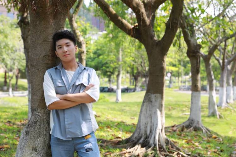 迷茫的米奇-广东省·珠海市·香洲区--珠海在校大学生 年龄：19约拍地点：珠海市约拍风格：都可以有一些拍摄的经验，比较放的开，出片效率高