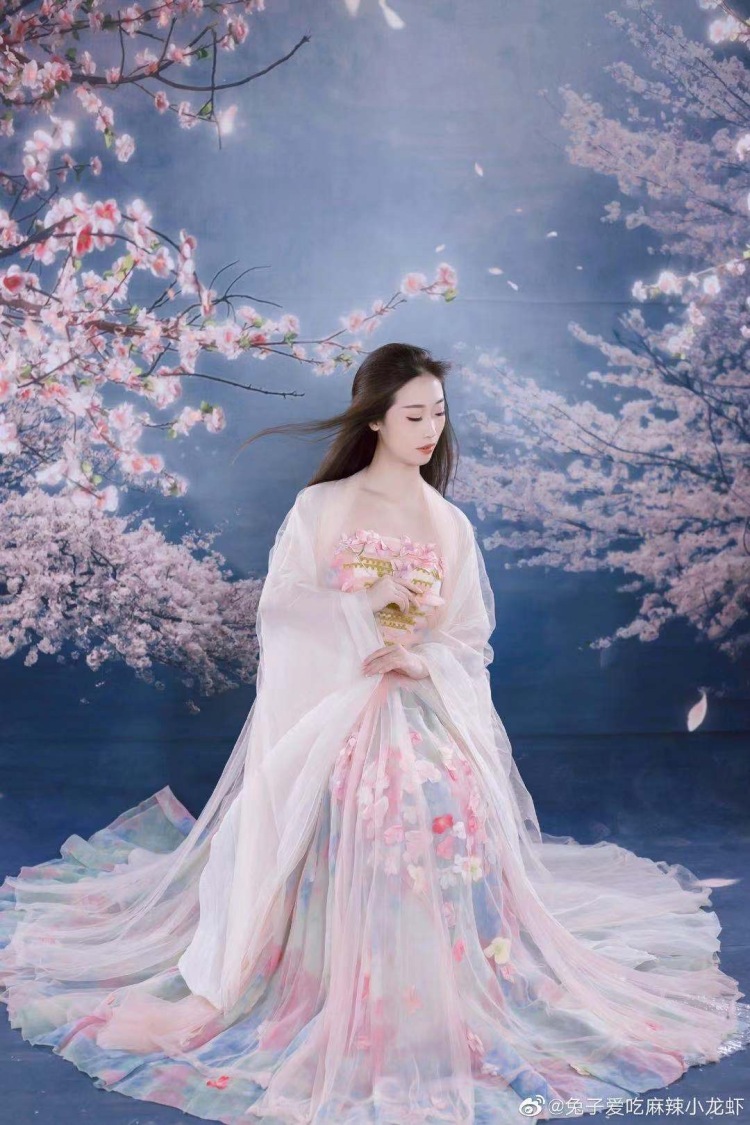 番茄-广东省·广州市·越秀区-抖音，微博，知乎等-服装化妆图片精修我们全包，你只管美就行，后期会有1到4张全精修底片跟海报给到你