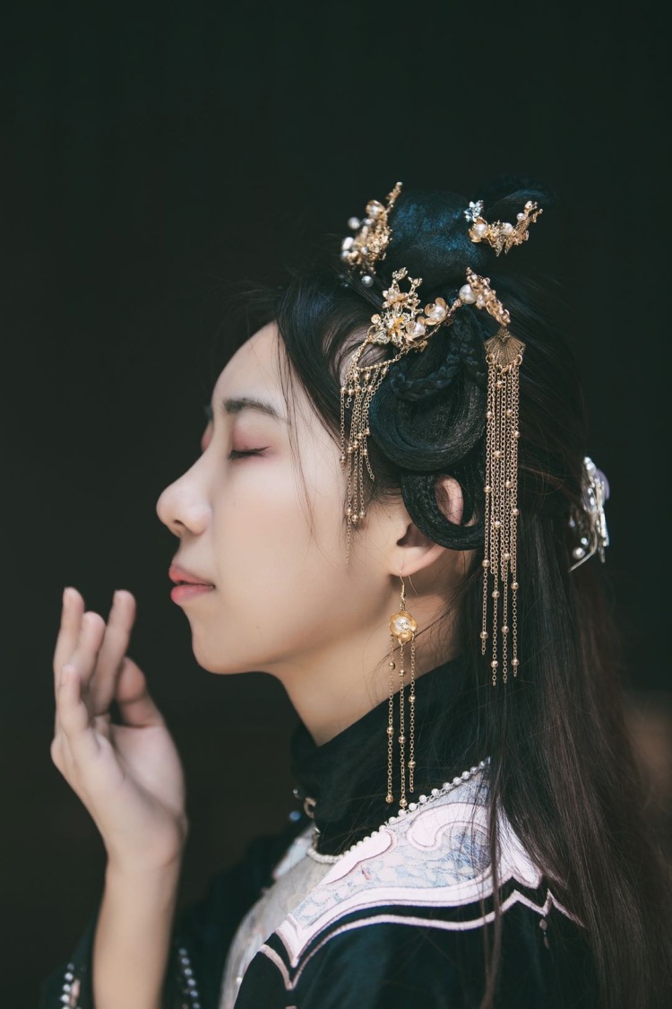 干晓-浙江省·杭州市·西湖区-站酷-近期元旦想拍汉服平时周日有时间可以长期合作。主要汉服为主jk也可 日常写真平时拍摄较少你不介意也可以互相进步