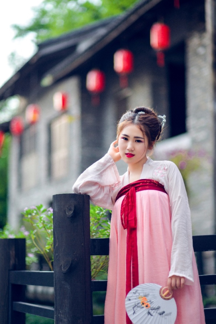 弦语霜问-广东省·深圳市·南山区-头条号、抖音、知乎-业余摄影，深圳、东莞可约拍，喜欢汉服、JK、洛丽塔以及cos类摄影，周一有时间，提前计划即可