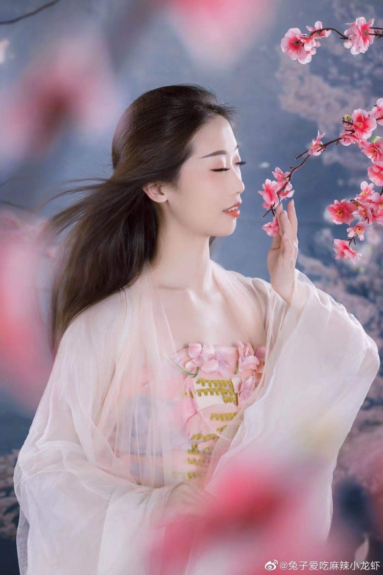 番茄-广东省·广州市·越秀区-抖音，微博，知乎等-服装化妆图片精修我们全包，你只管美就行，后期会有1到4张全精修底片跟海报给到你