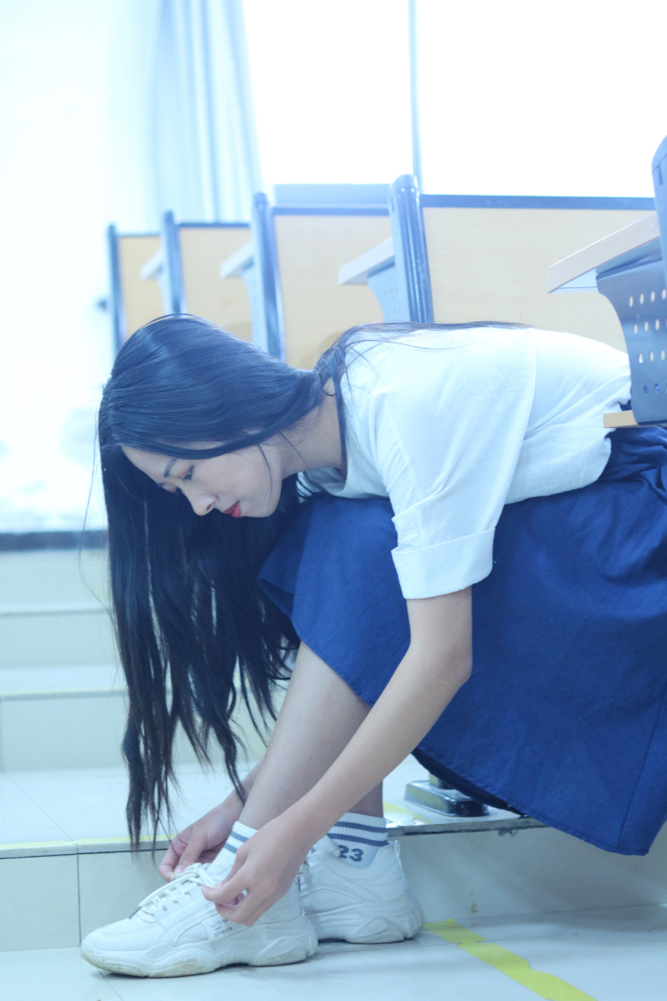 高萍ღ-贵州省·贵阳市·云岩区-抖音 快手 小红书-快圣诞节了，想拍一组圣诞风格的写真，不性感的那种。但是自己没有圣诞风格的道具，只有一件红色的毛衣。也只会简单的化妆，不会画特别圣诞的妆容。如果有摄影师会画圣诞风格的妆容且有些道具可以撑起这组写真就太好